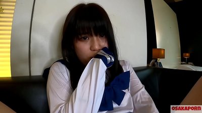 Ragazza giapponese di 18 anni cù tette chjuche squirts è orgasmi cù scopa di dita è ghjoculi sessuale. Una ragazza asiatica in costume di cosplay di a scola dà pompini in video amatoriali. Mao 7 OSAKAPORN.